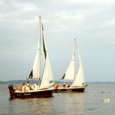 ChickieBabe and Blew Daze in light air on Kentucky Lake